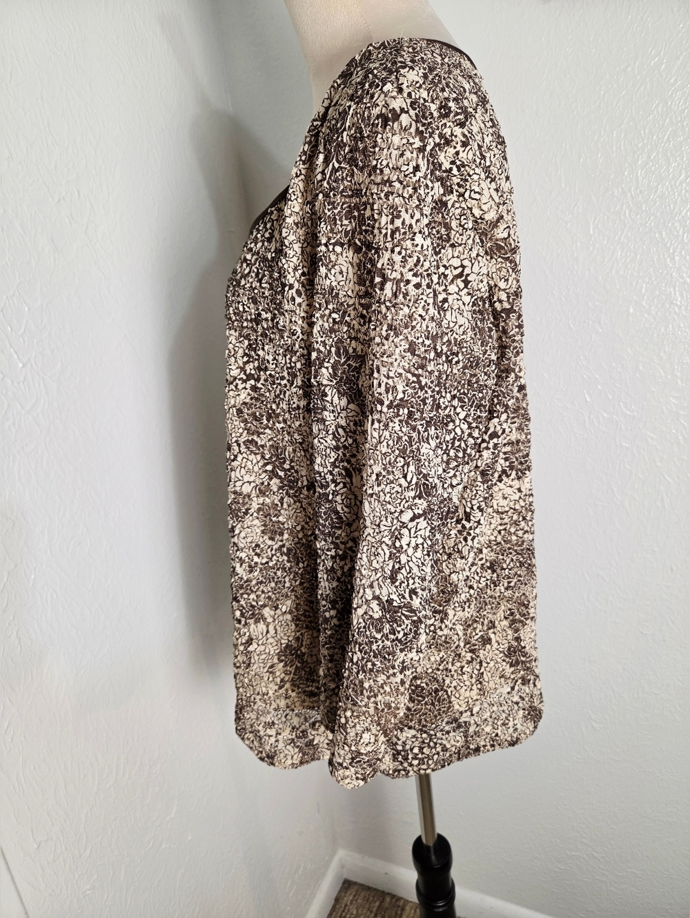 East 5th Brown & Cream Textured Blouse with Brown Trim Neckline, Size 1X - Picture 6 of 10